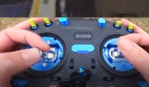 Un drone FPV vole de manière élégante à l'intérieur de la voiture