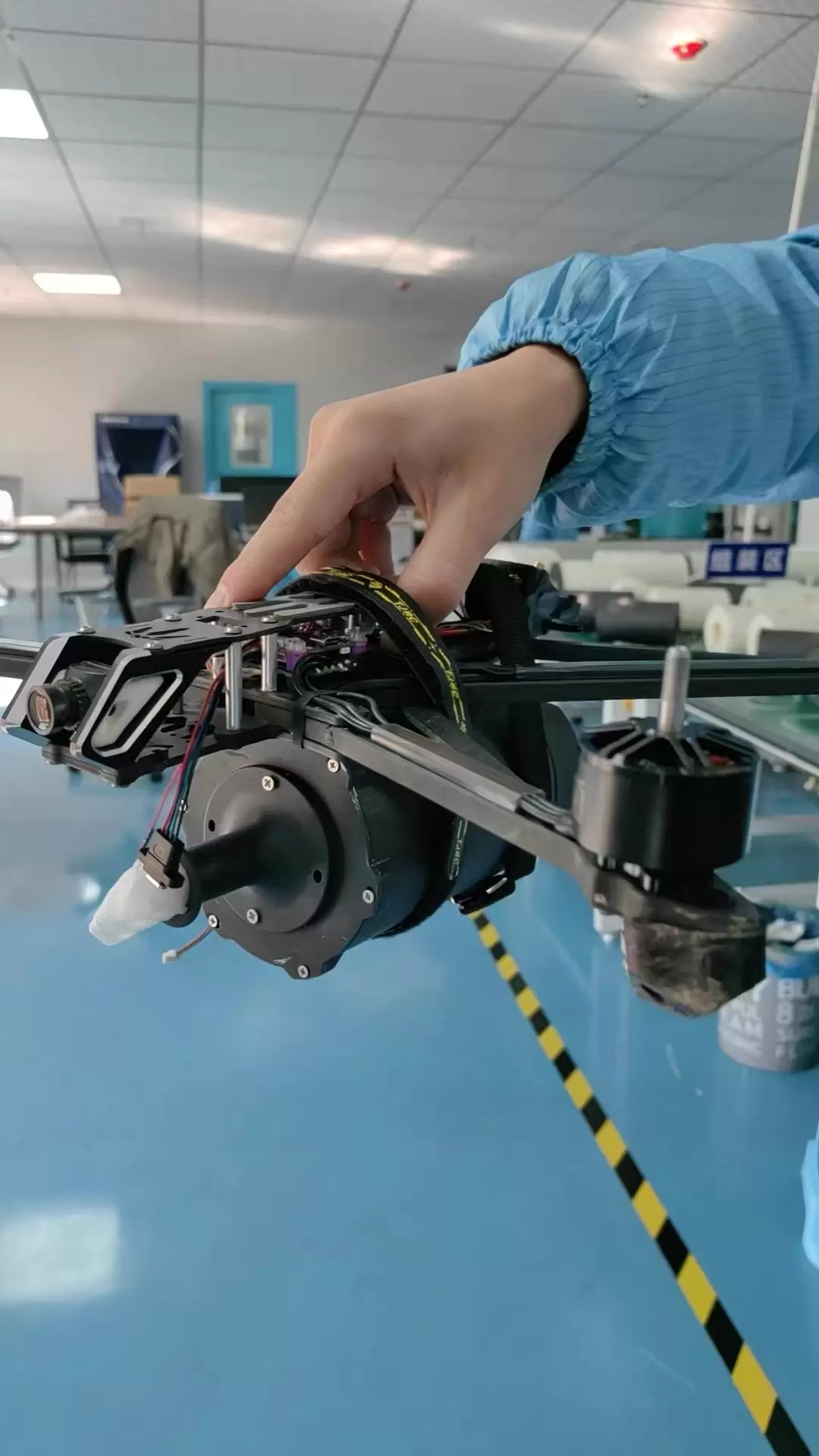 Drones équipés de bobines de fibre optique pour des portées de 3 km, 5 km, 10 km, 15 km, 20 km, 30 km et 40 km.