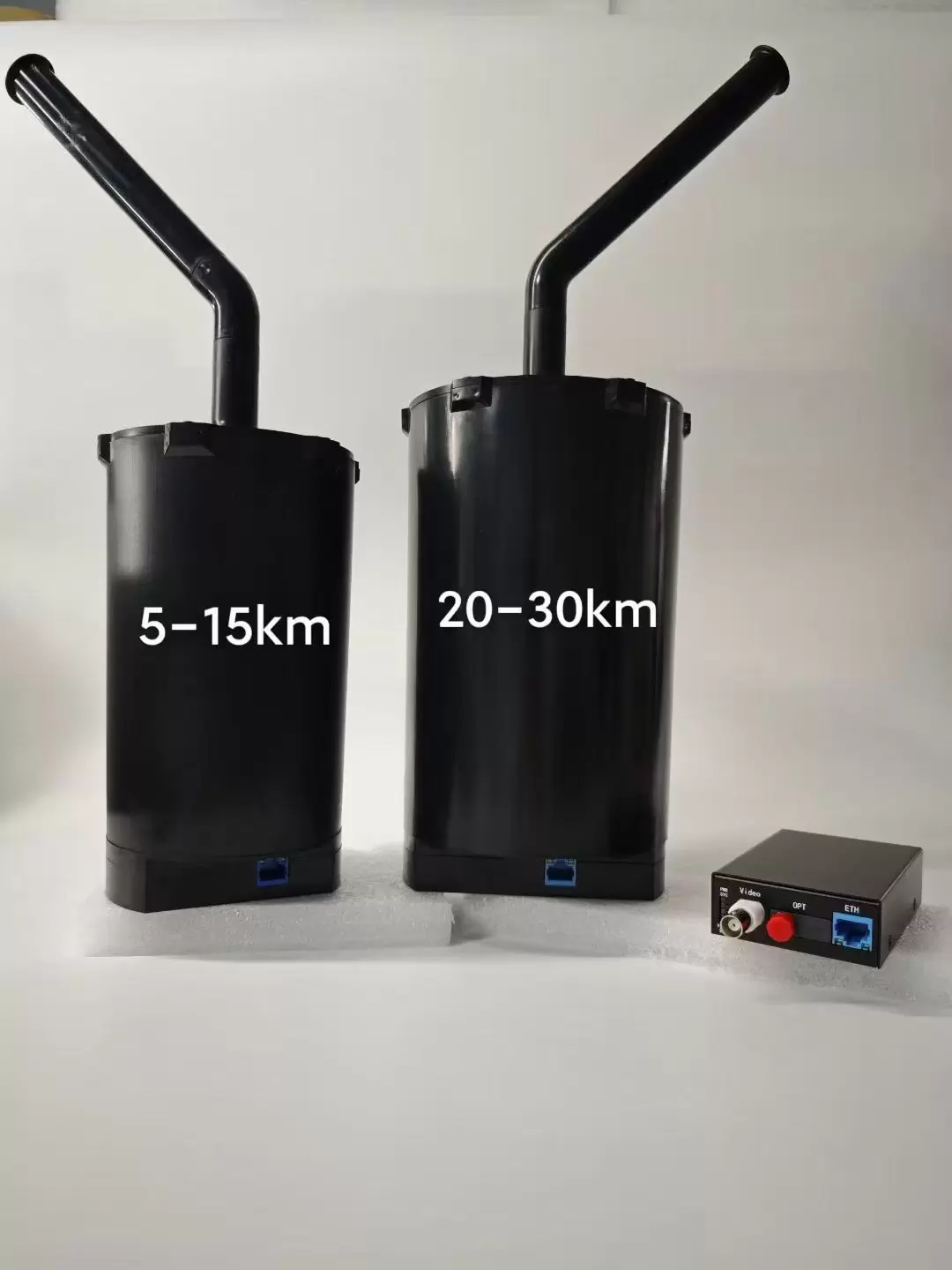 Drones équipés de bobines de fibre optique pour des portées de 3 km, 5 km, 10 km, 15 km, 20 km, 30 km et 40 km.