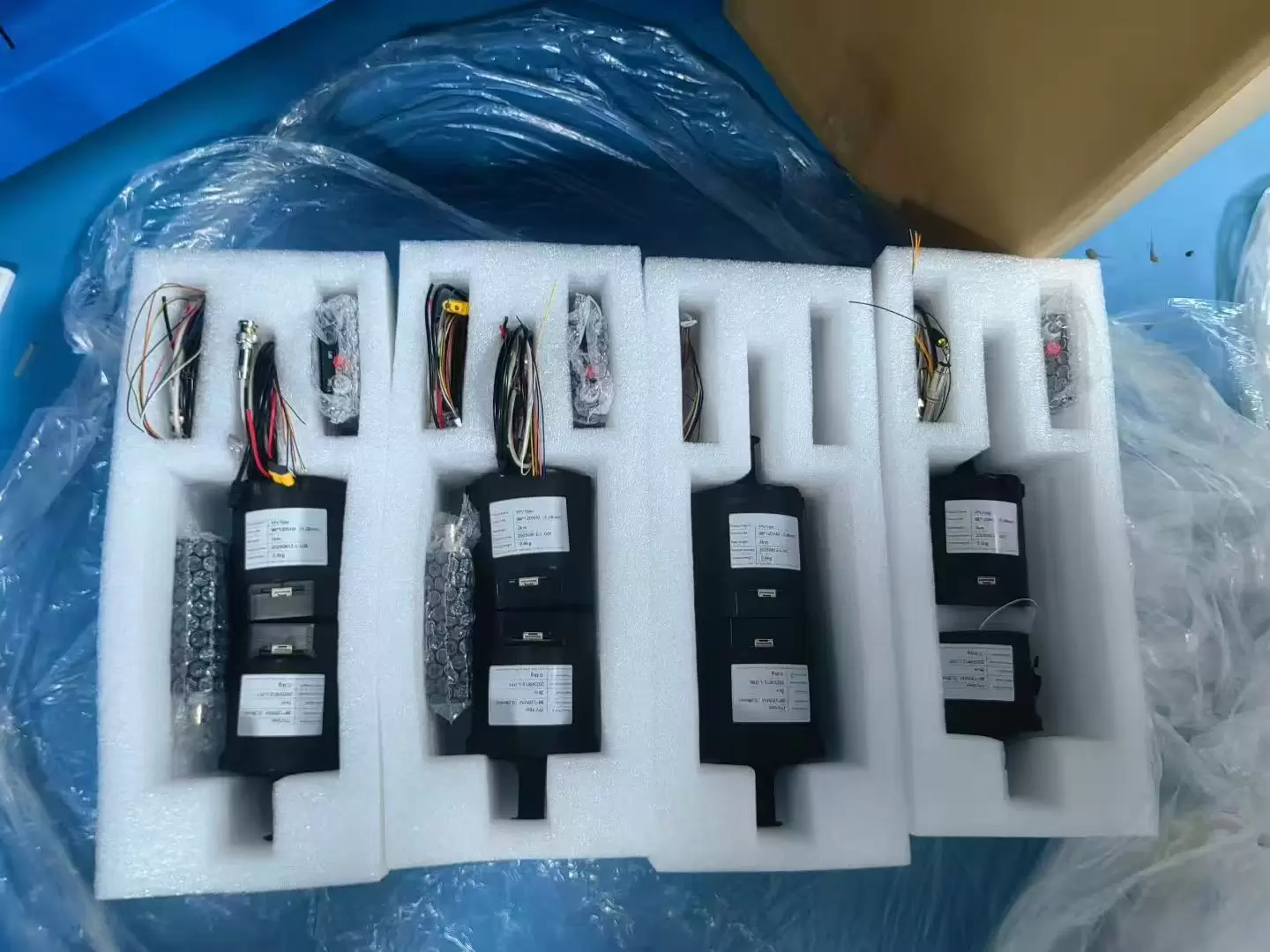 Drones équipés de bobines de fibre optique pour des portées de 3 km, 5 km, 10 km, 15 km, 20 km, 30 km et 40 km.