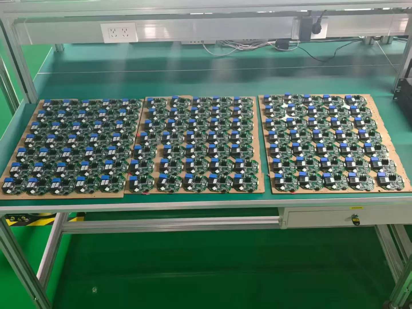 Drones équipés de bobines de fibre optique pour des portées de 3 km, 5 km, 10 km, 15 km, 20 km, 30 km et 40 km.