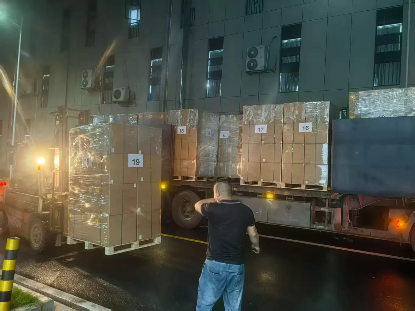 Drones équipés de bobines de fibre optique pour des portées de 3 km, 5 km, 10 km, 15 km, 20 km, 30 km et 40 km.